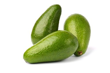 Avokado beyaz arka planda izole edildi. Üç meyve. Yakın plan..