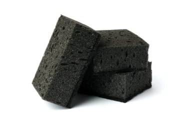 Beyaz arka planda bulaşık yıkamak için mutfak süngeri. Tesisat işi için üç siyah sünger, bulaşık yıkamak, banyoyu temizlemek ve diğer ev ihtiyaçlarını karşılamak için..