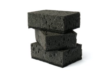 Beyaz arka planda bulaşık yıkamak için mutfak süngeri. Tesisat işi için üç siyah sünger, bulaşık yıkamak, banyoyu temizlemek ve diğer ev ihtiyaçlarını karşılamak için..