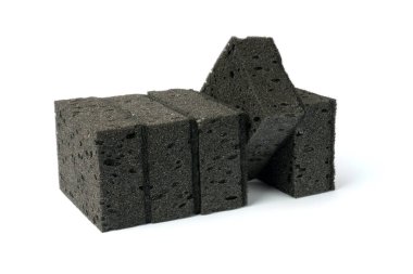 Mutfak süngerleri beyaz arka planda izole edilmiş. Bulaşık yıkamak, banyoyu temizlemek ve diğer ev halkının ihtiyaçları için siyah süngerler..