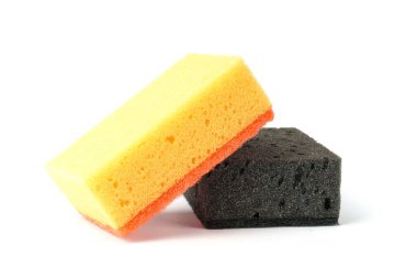 Beyaz arka planda izole edilmiş bulaşık yıkamak için gözenekli süngerler. Siyah ve sarı mutfak süngerleri. yakın plan