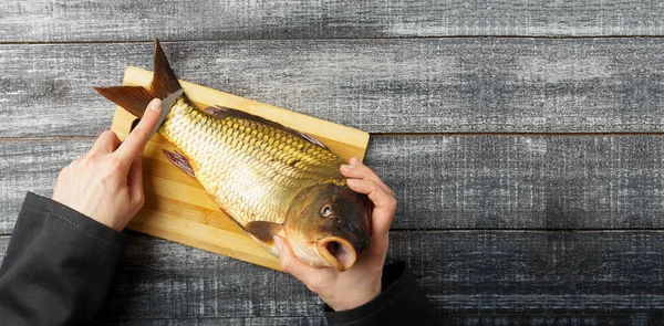 Готувати Прибирання Свіжого Коропа Руки Шеф Кухаря Чистять Свіжу Рибу — стокове фото