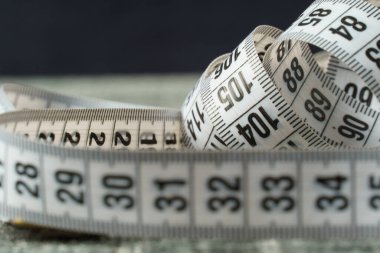 Siyah arkaplan üzerine beyaz santimetre bant, seçici odak