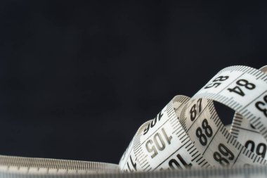 Siyah arkaplan üzerine beyaz santimetre bant, seçici odak