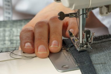 Dikiş makinesinde kot pantolonu kısaltma işlemi