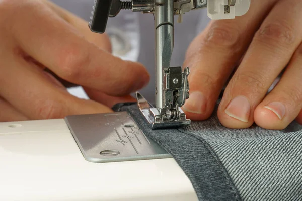 Dikiş makinesinde kot pantolonu kısaltma işlemi