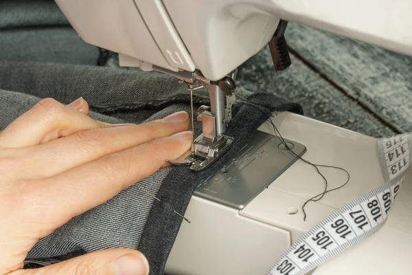 Dikiş makinesinde kot pantolonu kısaltma işlemi