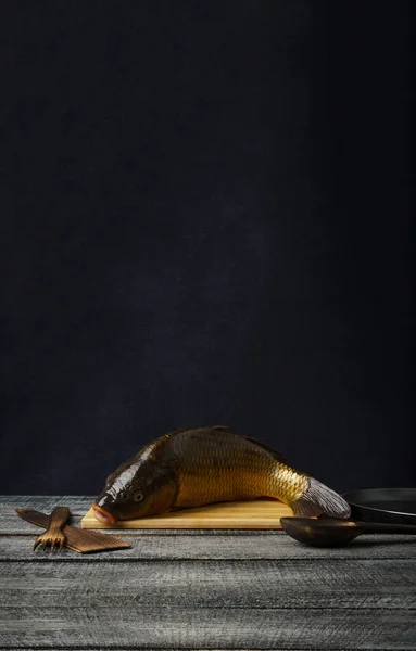 新鲜鲤鱼 生鱼片上的生鱼片 黑色木制桌子上的复制空间 — 图库照片