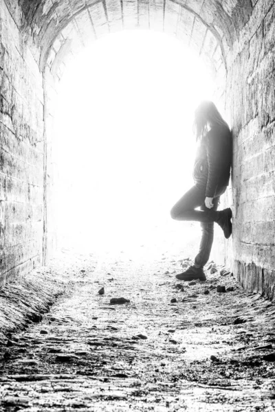 Молодая Женщина Конце Туннеля Девушка Стоит Стены Лучах Яркого Света — стоковое фото