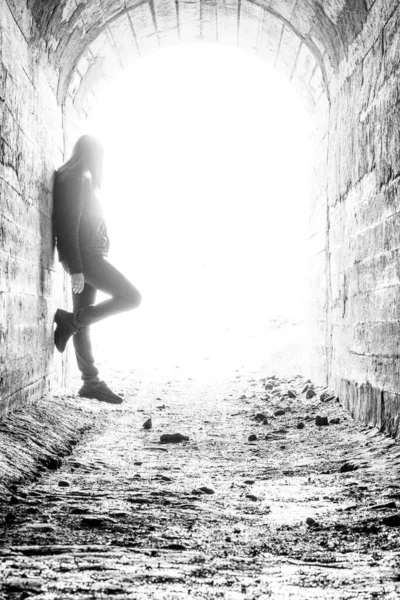 Молодая Женщина Конце Туннеля Девушка Стоит Стены Лучах Яркого Света — стоковое фото