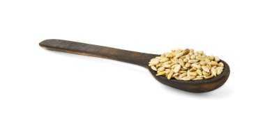 Soyulmuş ayçiçeği çekirdekleri beyaz arka planda izole edilmiş bir tahta kaşıkta..