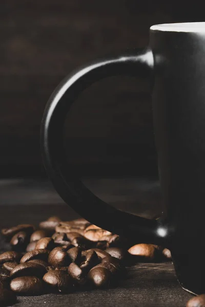 Tasse Und Kaffeekörner Auf Dunklem Holzigem Hintergrund Nahaufnahme — Stockfoto