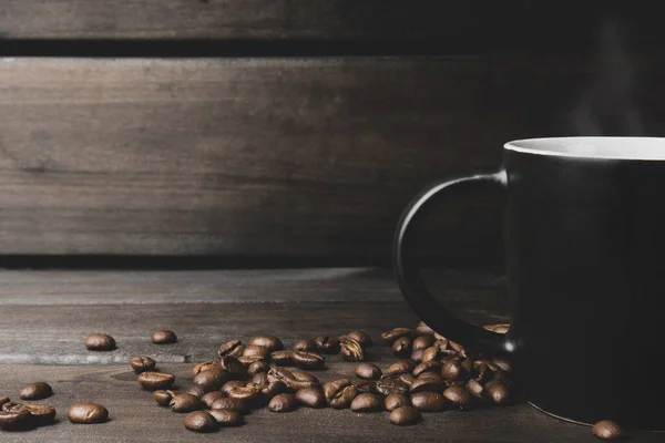 Tasse Und Kaffeekörner Auf Dunklem Holzigem Hintergrund Nahaufnahme — Stockfoto