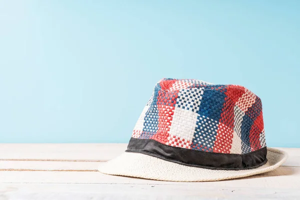 Fundo Verão Chapéu Verão Xadrez Uma Mesa Madeira Branca Contra — Fotografia de Stock