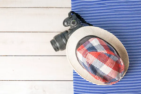 Fond Été Chapeau Été Carreaux Appareil Photo Sur Une Table — Photo