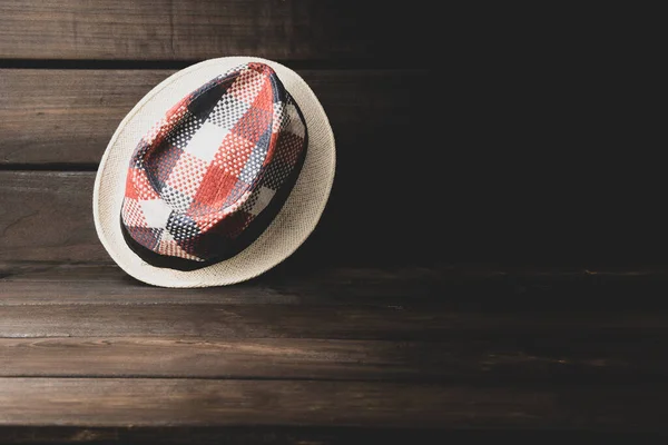 Cappello Estivo Quadretti Fondo Legno Scuro Con Spazio Copia Banner — Foto Stock