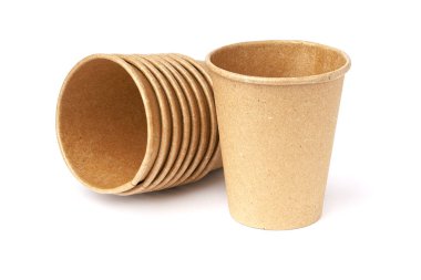 Beyaz arkaplanda izole edilmiş kahverengi kağıt bardak yığını