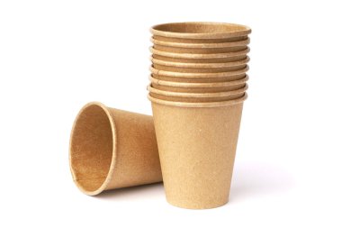 Beyaz arkaplanda izole edilmiş kahverengi kağıt bardak yığını