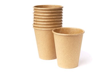 Beyaz arkaplanda izole edilmiş kahverengi kağıt bardak yığını