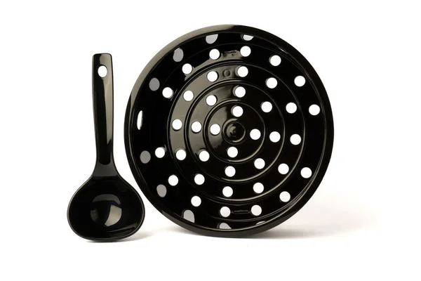 黑色网状多炉灶蒸锅 有塑料勺子 用于烹饪 在白色背景上隔离 厨房设备备件 压力锅配件 家用电器 — 图库照片
