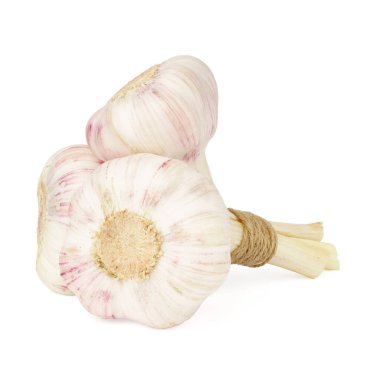 Sarımsak beyaza izole edilmiş. Çuval bezi ipiyle sarımsak sarması. taze sebze