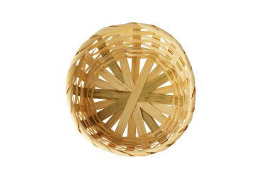 Beyaz arka planda izole edilmiş hasır bir sepetin üst görüntüsü. Bambu, ekolojik sofra takımı