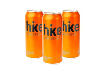 Novoukrainka, Ukrayna - 26 Haziran 2021: Beyaz zemin üzerinde izole edilmiş demir bir teneke kutuda yürüyüş birası.