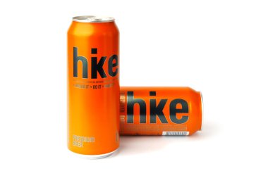 Novoukrainka, Ukrayna - 26 Haziran 2021: Beyaz zemin üzerinde izole edilmiş demir bir teneke kutuda yürüyüş birası.