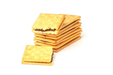 Beyaz arka planda izole edilmiş bir yığın kraker. Çikolata katmanlı kurabiyeler