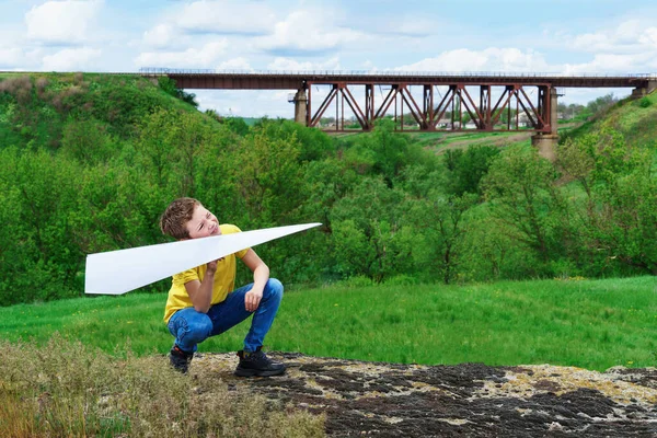 Kind Spielt Mit Flugzeug Der Natur Junge Startet Ein Papierflugzeug — Stockfoto