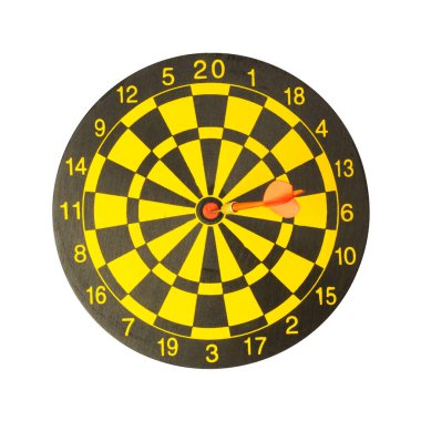 Dartlar beyaz arka planda izole edildi. 20 sektörle dart oyunu, hedefte kırmızı dart