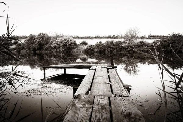 Houten Brug Rivieroever Prachtig Landschap Zwart Wit Foto — Stockfoto