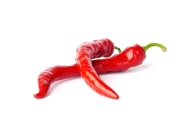 两只红辣椒在白色背景上被分离出来 热辣椒 — 图库照片