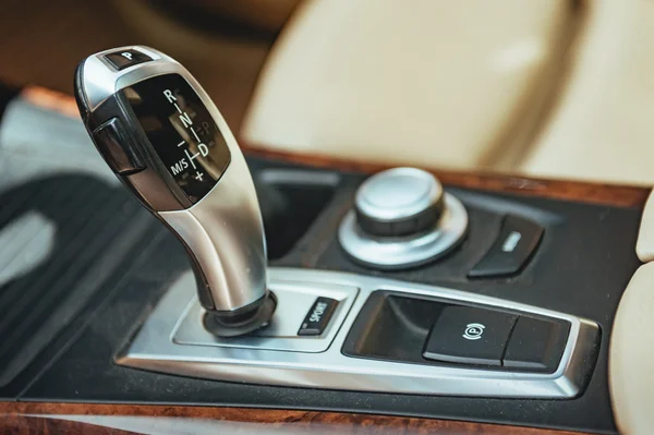 Levier de transmission automatique. Détail de l'intérieur de la voiture moderne, équipement automobile — Photo