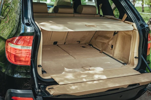 Rear view of a car with an open trunk. — Stock Photo, Image