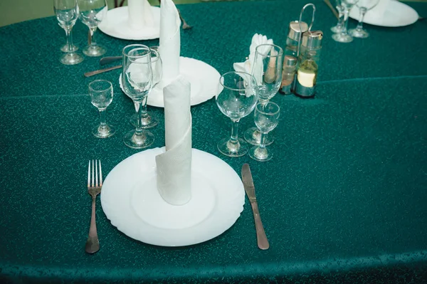 테이블 이벤트 파티 또는 결혼식 피로연에 대 한 설정. 레스토랑에서 빈 안경 — 스톡 사진