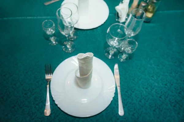 Set de masă pentru o petrecere de eveniment sau o recepție de nuntă. Ochelari goi în restaurant — Fotografie, imagine de stoc