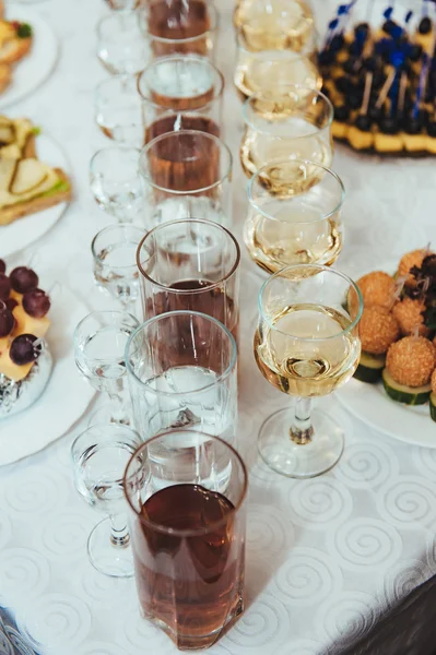 Table de mariage avec nourriture et boisson. Personne. . — Photo