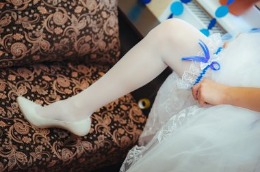 Gelini düğünden önce ayakkabı Giydir 