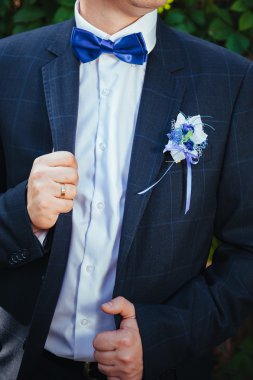 Ceketini Park kadar düğmelerini damat. 