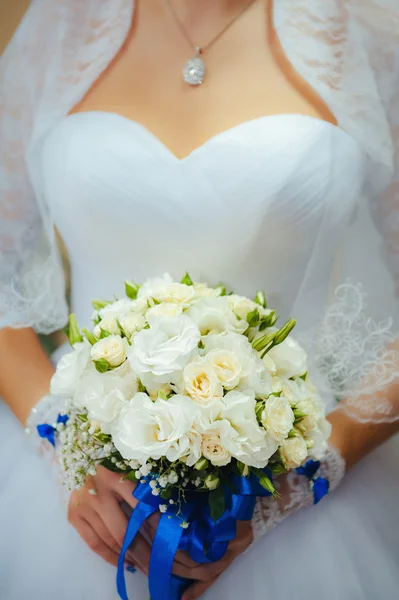 Bride holding bouquet — Stock Photo, Image