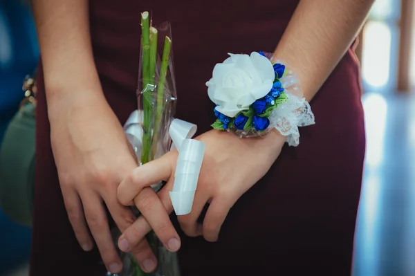 Frau mit Blumenstrauß. — Stockfoto