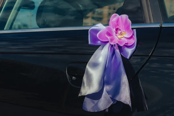 Floral decoration on wedding car — Stock Photo, Image