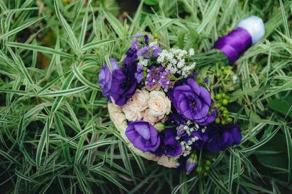 Bukiet ślubny z purpurowe i białe róże — Zdjęcie stockowe