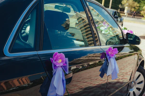 Floral decoration on wedding car — Stock Photo, Image