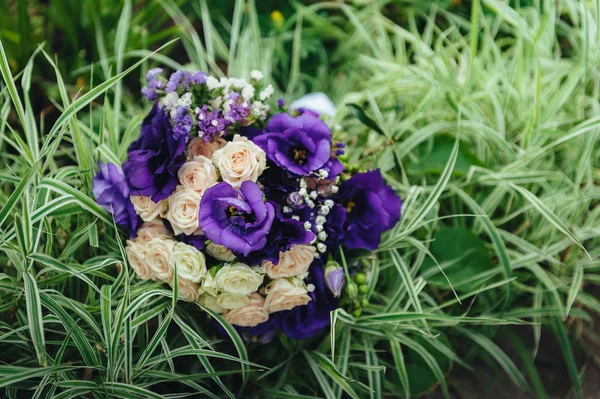 Bukiet ślubny z purpurowe i białe róże — Zdjęcie stockowe