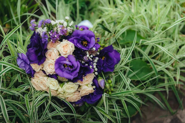 Wedding bouquet of purple and white roses — Stock Photo, Image