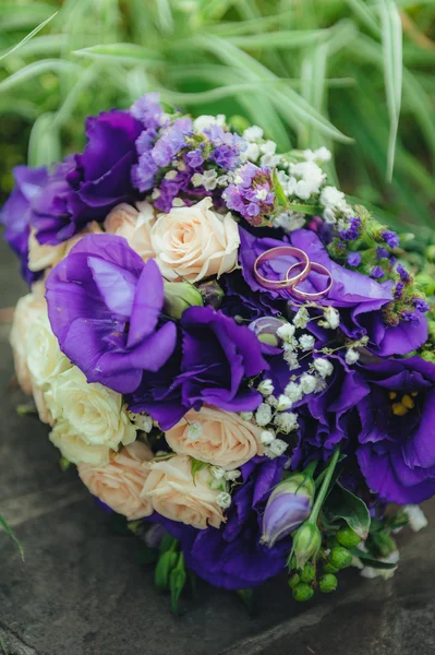 Wedding bouquet with golden rings — Stock Photo, Image