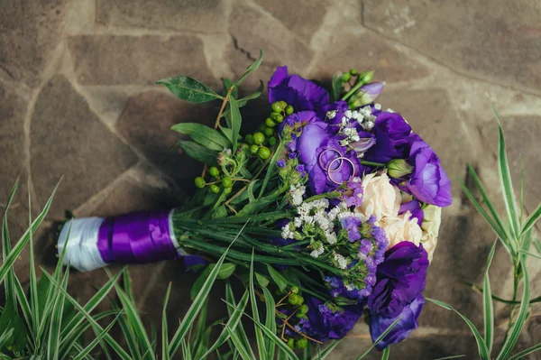 Wedding bouquet with golden rings — Stock Photo, Image