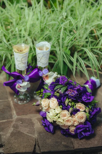 Wedding bouquet with rings and champagne — Stock Photo, Image